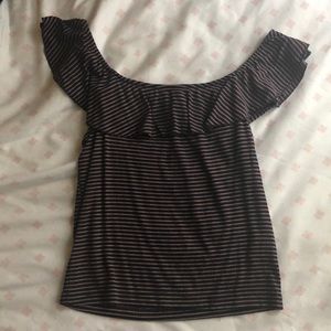 Fitted sleeveless ruffled shirt